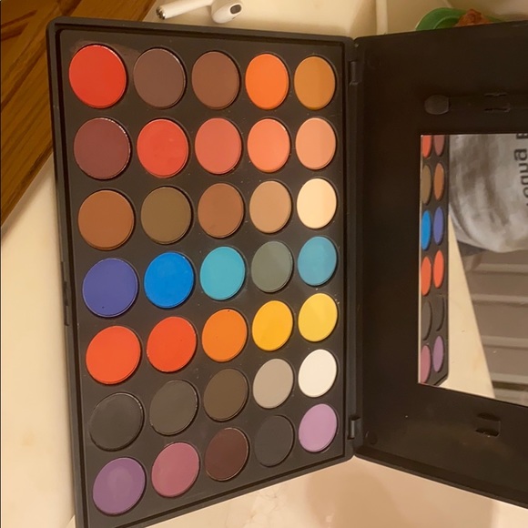 Eyeshadow - Picture 2 of 4